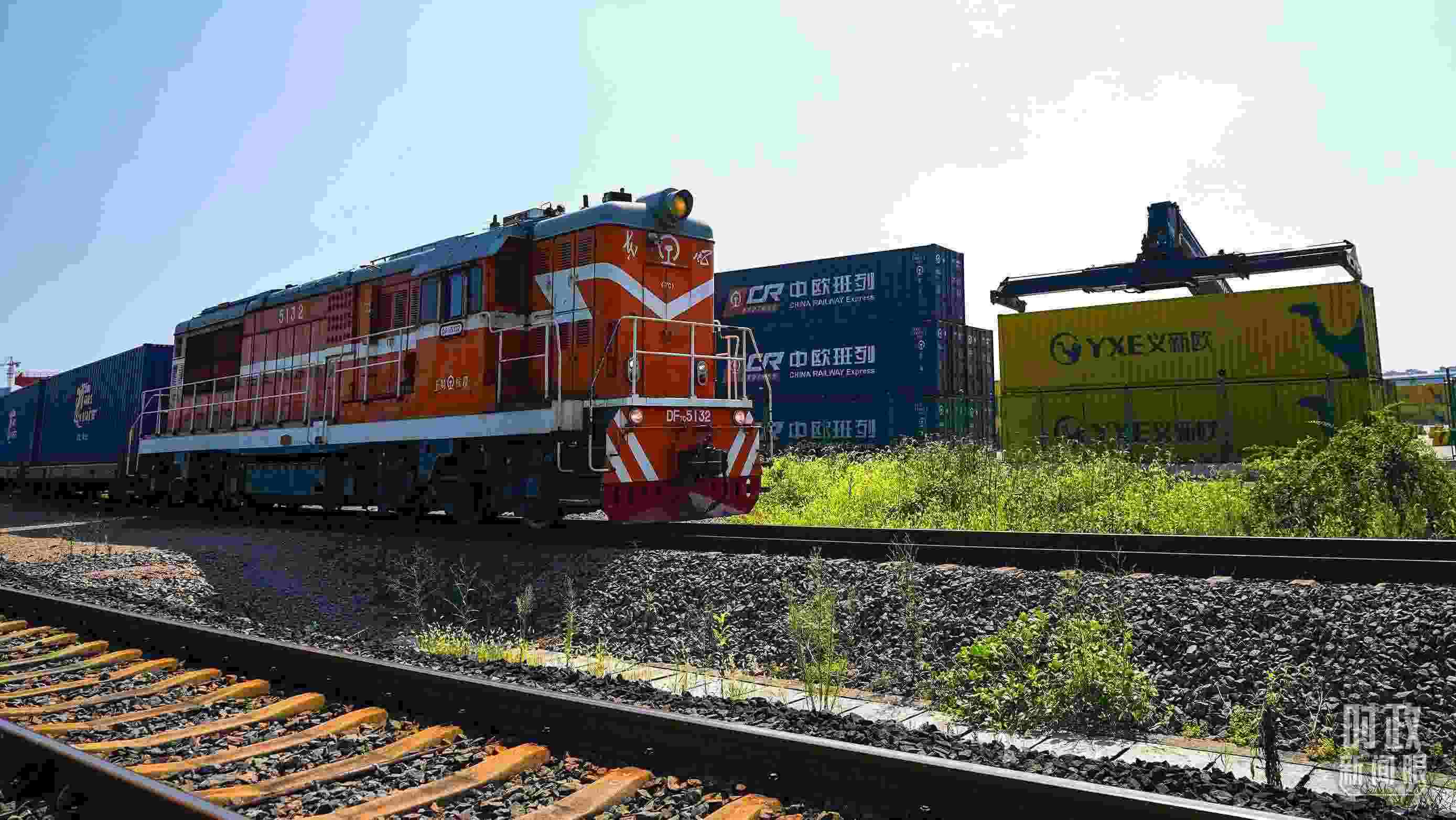 △“義新歐”中歐班列。（總臺(tái)國(guó)廣記者李晉拍攝）