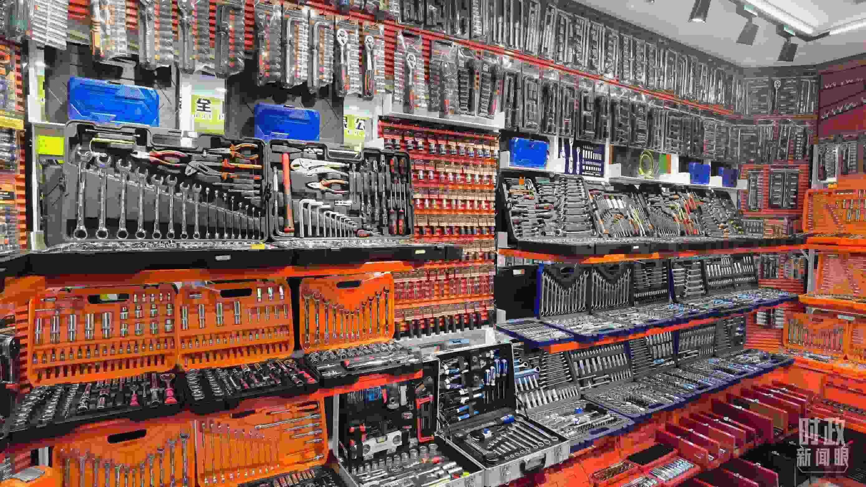 △義烏國(guó)際商貿(mào)城內(nèi)的一家五金店，貨品豐富。（總臺(tái)央視記者石丞拍攝）