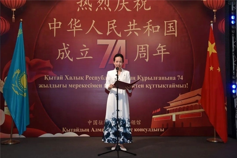 圖為蔣薇總領(lǐng)事致辭。駐阿拉木圖總領(lǐng)館供圖