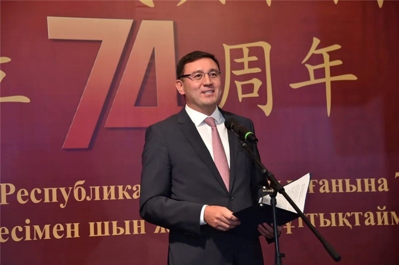 圖為哈外交部駐阿市代表布列格諾夫致辭。駐阿拉木圖總領(lǐng)館供圖