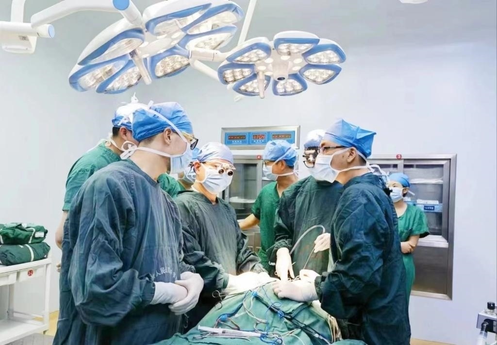 浙江省人民醫(yī)院畢節(jié)醫(yī)院的醫(yī)師團隊正在為患者李老伯進行手術(shù)。（王磊波 攝 新華社發(fā)）
