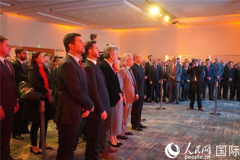 圖為招待會(huì)現(xiàn)場(chǎng)演奏兩國(guó)國(guó)歌。人民網(wǎng)記者 許放攝