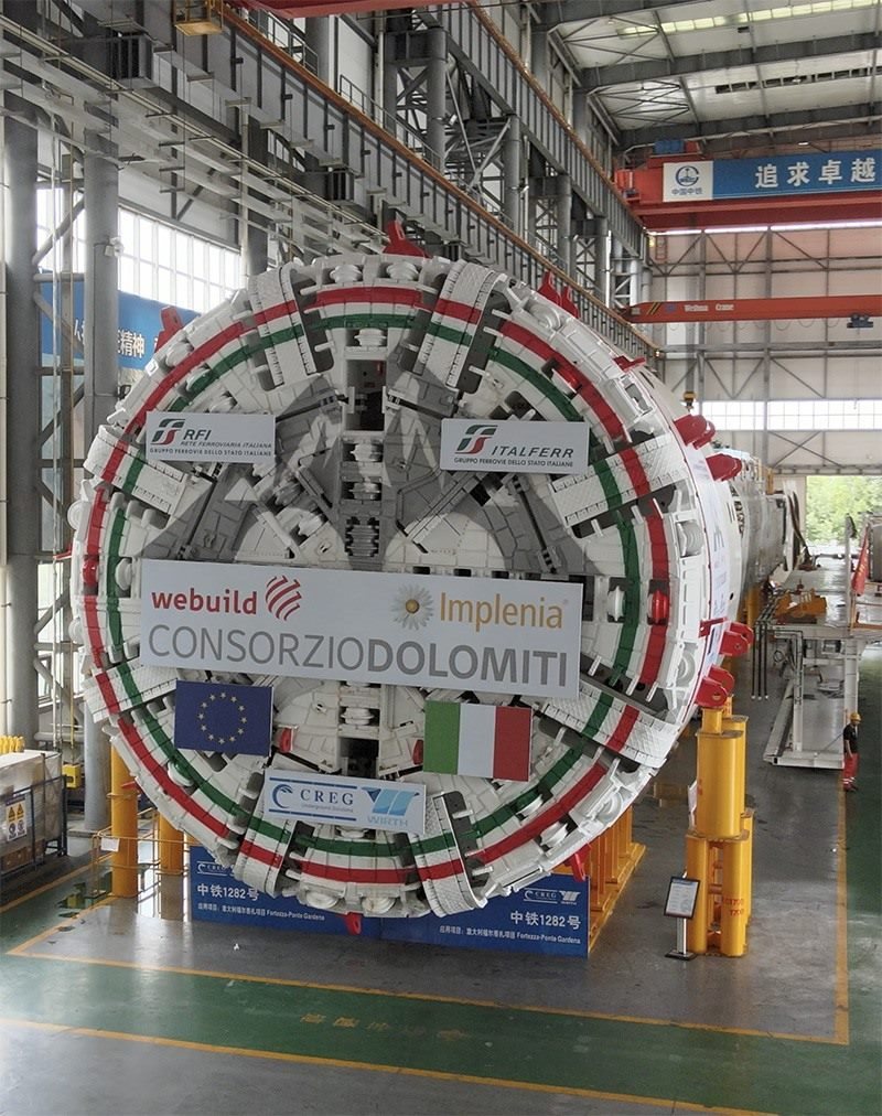 圖為中鐵裝備集團盾構(gòu)總裝車間。人民網(wǎng)記者 唐宋攝