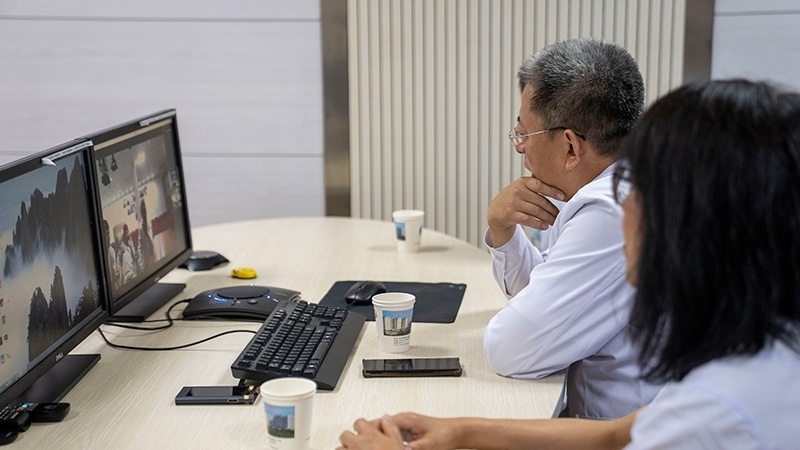 新疆醫(yī)科大學第一附屬醫(yī)院專家團隊與哈薩克斯坦國立科學研究中心的專家對患者進行跨國遠程會診。人民網(wǎng)記者 許崢攝