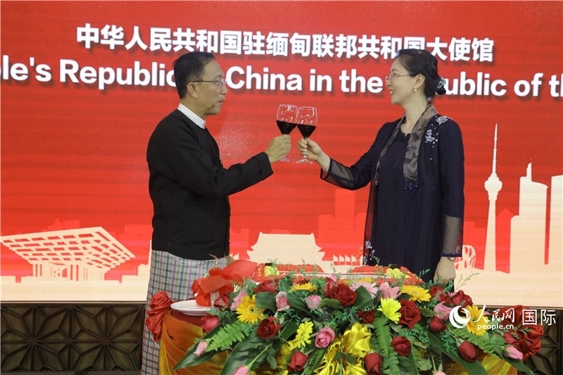 圖為曹靜臨時(shí)代辦與溫欣副總理祝酒。人民網(wǎng)記者 謝佳君攝