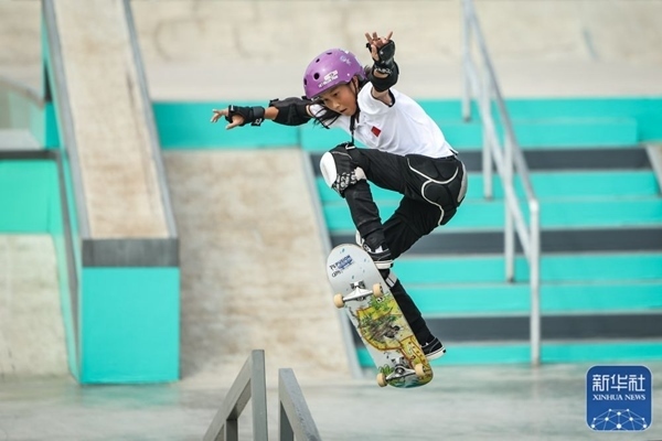 9月27日，中國選手崔宸曦在比賽中。當(dāng)日，在錢塘輪滑中心舉行的杭州亞運會女子街式?jīng)Q賽中，中國選手崔宸曦以242.62分的成績奪得冠軍，曾文蕙獲得亞軍，日本選手伊藤美優(yōu)獲得季軍。新華社記者 潘昱龍攝