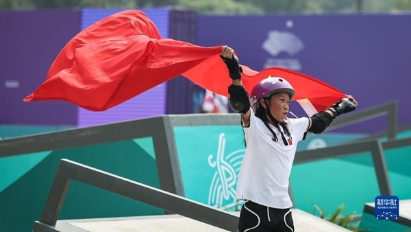 9月27日，崔宸曦在賽后慶祝奪冠。當(dāng)日，在錢塘輪滑中心舉行的杭州亞運(yùn)會女子街式?jīng)Q賽中，中國選手崔宸曦以242.62分的成績奪得冠軍，曾文蕙獲得亞軍，日本選手伊藤美優(yōu)獲得季軍。新華社記者 潘昱龍攝