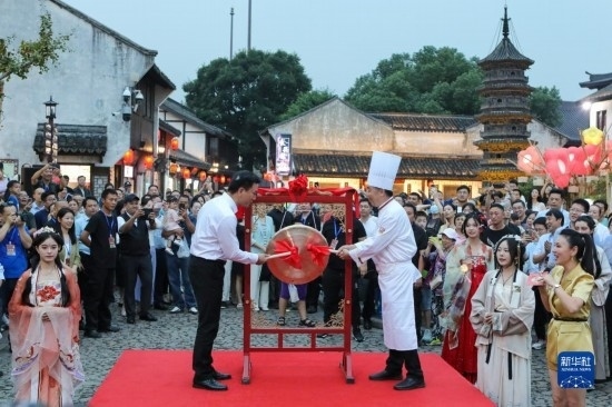 9月27日拍攝的2023年南翔國(guó)潮大會(huì)暨第十七屆上海南翔小籠文化展開(kāi)幕儀式現(xiàn)場(chǎng)。