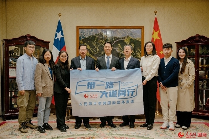 牛清報大使（中）與人民網(wǎng)、人民日報社記者合影。 人民網(wǎng)記者 張若涵攝