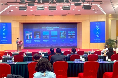 現(xiàn)場(chǎng)發(fā)布《2023旅游景區(qū)品牌傳播優(yōu)秀案例》。人民網(wǎng)記者 劉微攝