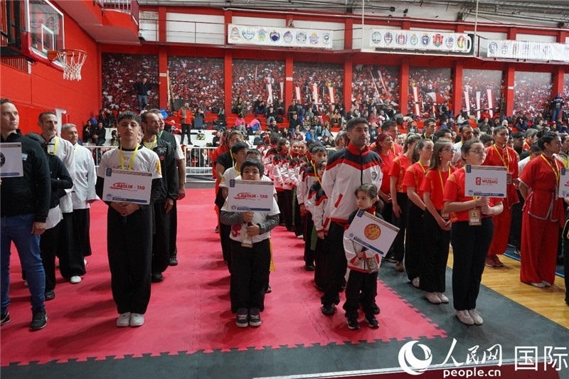 圖為開幕式現(xiàn)場運(yùn)動(dòng)員入場儀式。人民網(wǎng)記者 許放攝