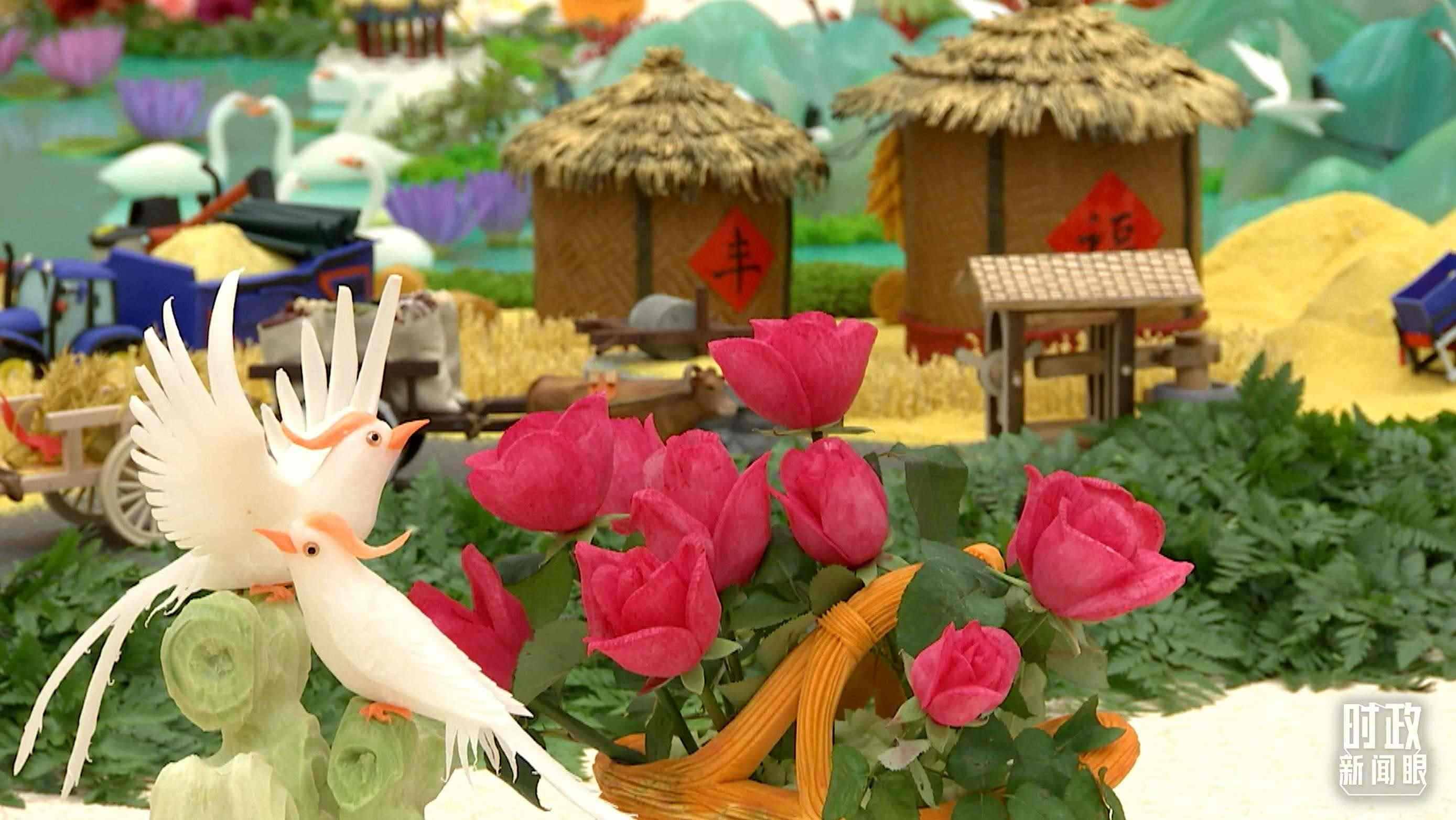 △宴會廳內(nèi)，節(jié)日氛圍濃郁。