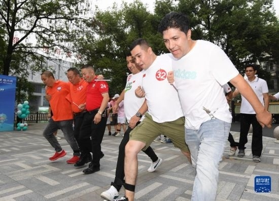 9月28日，在柯橋柯亭社區(qū)，各民族居民參加趣味運動會。