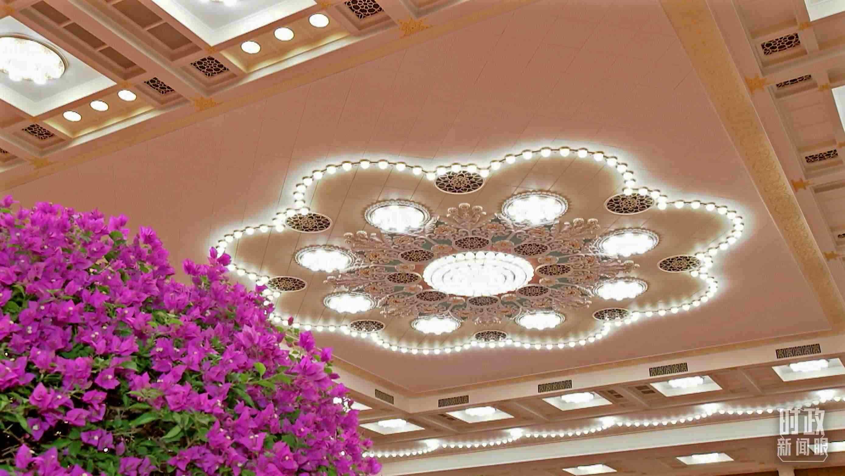 △人民大會堂宴會廳，華燈璀璨、鮮花綻放。