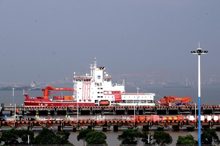 9月27日，“雪龍2”號(hào)極地科考破冰船停泊在中國(guó)極地考察國(guó)內(nèi)基地碼頭。當(dāng)日，由自然資源部組織的中國(guó)第13次北冰洋科學(xué)考察隊(duì)乘“雪龍2”號(hào)極地科考破冰船返回上海，標(biāo)志著中國(guó)第13次北冰洋科學(xué)考察任務(wù)圓滿(mǎn)完成。新華社記者 張建松 攝