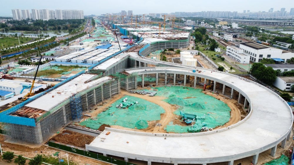 9月9日拍攝的?？谛潞８酆湍细邸岸€口岸”（貨運(yùn)）集中查驗(yàn)場(chǎng)所建設(shè)項(xiàng)目（無(wú)人機(jī)照片）。該項(xiàng)目是海南自貿(mào)港封關(guān)運(yùn)作重點(diǎn)項(xiàng)目。新華社記者 楊冠宇 攝