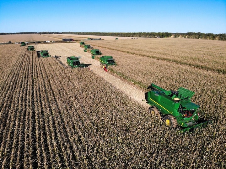9月20日在位于黑龍江雙鴨山市友誼縣的北大荒農(nóng)業(yè)股份有限公司友誼分公司一地塊拍攝的秋收現(xiàn)場(chǎng)（無(wú)人機(jī)照片）。新華社記者 王松 攝