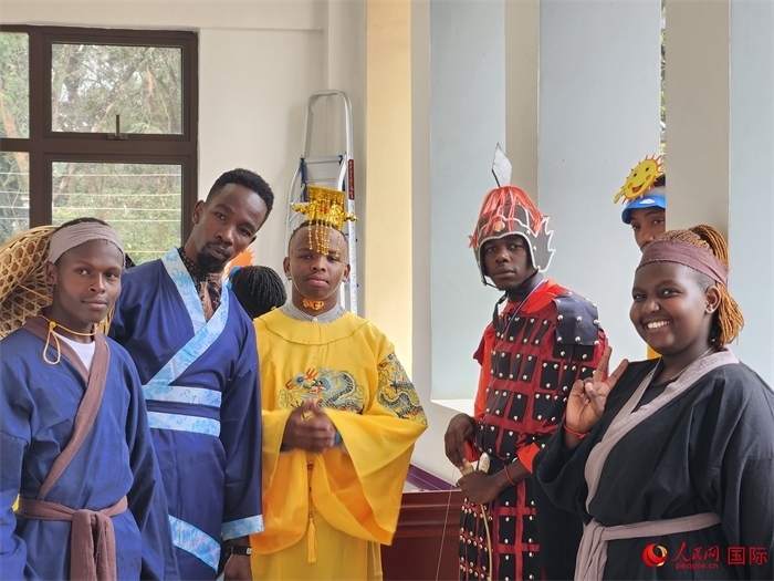 28日，肯尼亞內(nèi)羅畢大學孔子學院舉行“詩劇頌中秋，中肯共月明”中秋慶典，情景劇《嫦娥奔月》部分演員合影。人民網(wǎng)記者 黃煒鑫攝