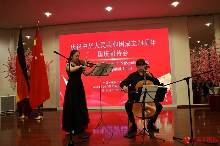 青年音樂家為來賓們現(xiàn)場演奏《我和我的祖國》。人民網(wǎng)記者 劉仲華攝