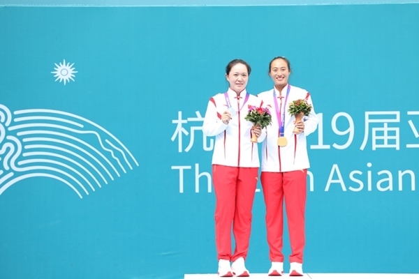 9月29日，鄭欽文(右)和朱琳在頒獎(jiǎng)儀式上合影。當(dāng)日，在杭州亞運(yùn)會(huì)網(wǎng)球女子單打決賽中，中國(guó)代表團(tuán)選手鄭欽文2:0戰(zhàn)勝隊(duì)友朱琳奪得冠軍。人民網(wǎng)記者 李乃妍攝