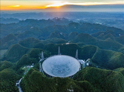 “中國天眼”全景（維護(hù)保養(yǎng)期間拍攝）。新華社記者 歐東衢 攝