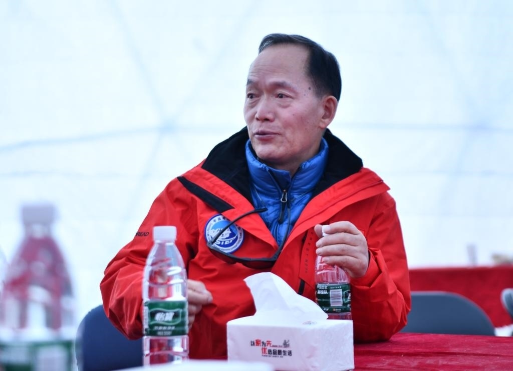 中國科學(xué)院院士、第二次青藏科考隊(duì)隊(duì)長姚檀棟在卓奧友峰登山大本營（9月29日攝）。新華社記者晉美多吉 攝