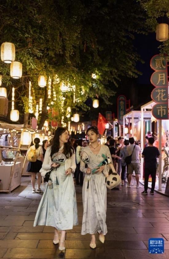 在成都寬窄巷子，兩位來自安徽的游客在新“十二月市”街區(qū)游覽（9月29日攝）。