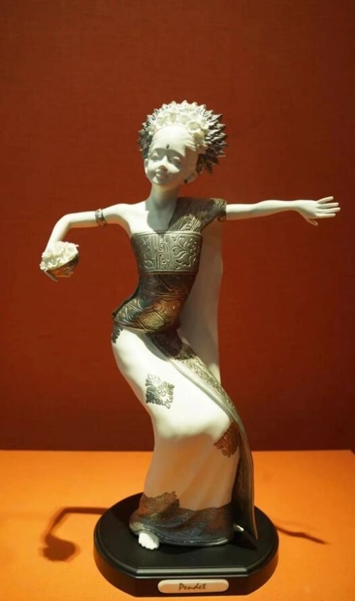 2013年10月，時(shí)任印度尼西亞總統(tǒng)蘇西洛贈(zèng)送習(xí)近平主席的鑲錫瓷塑舞者。