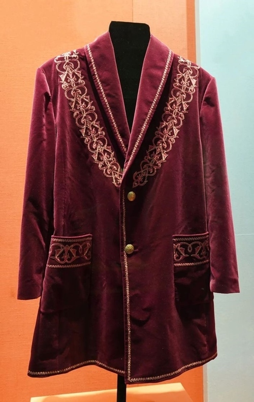 2013年9月，時(shí)任哈薩克斯坦總統(tǒng)納扎爾巴耶夫贈(zèng)送習(xí)近平主席的哈薩克斯坦民族服裝。