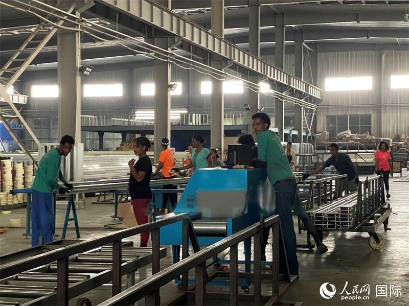 東方工業(yè)園華嘉鋁業(yè)生產(chǎn)車間。人民網(wǎng)記者 趙艷紅攝