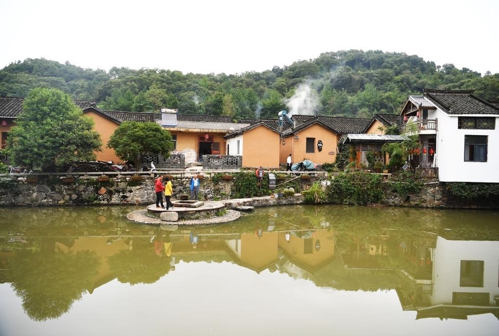 圖為9月27日游客在田鋪大塆參觀游玩。新華社記者張浩然攝