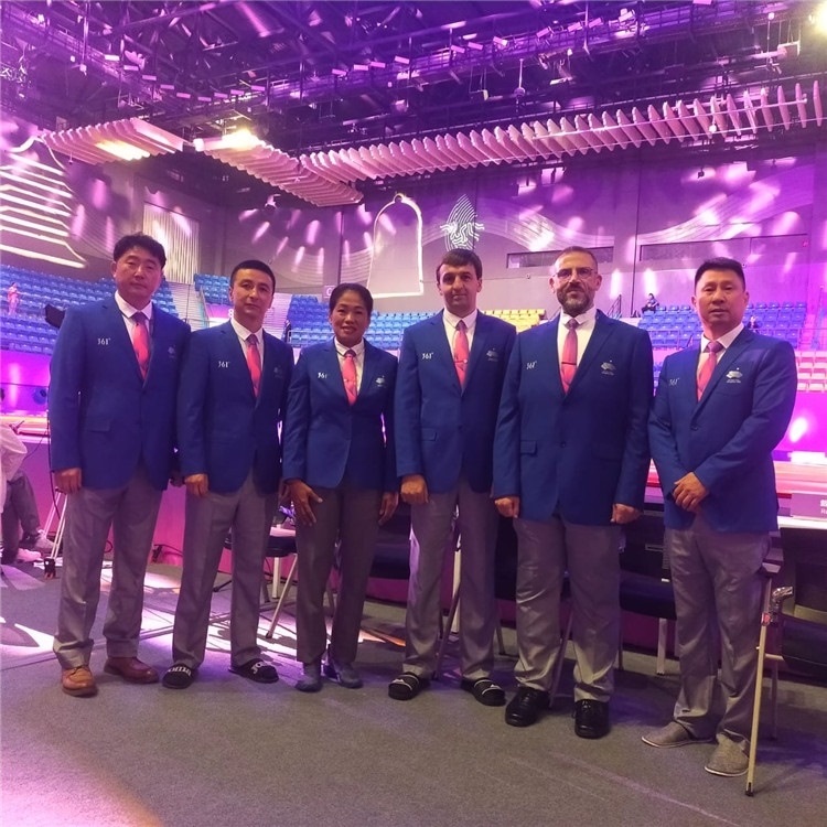 詹多斯·基亞諾夫與各國裁判員合影（左二）。 受訪者供圖