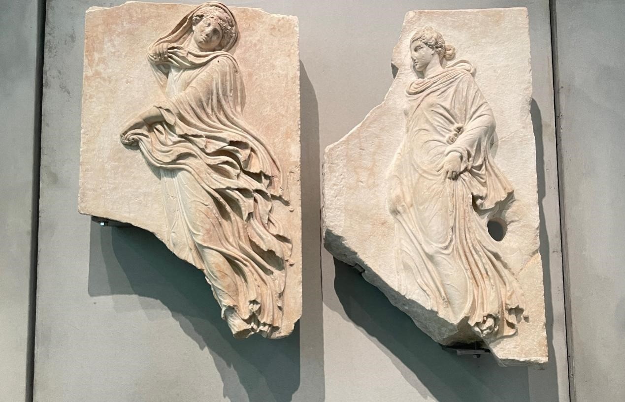 出自酒神劇場的浮雕，刻畫了舞者的形象。人民網(wǎng)記者 郭冠華攝