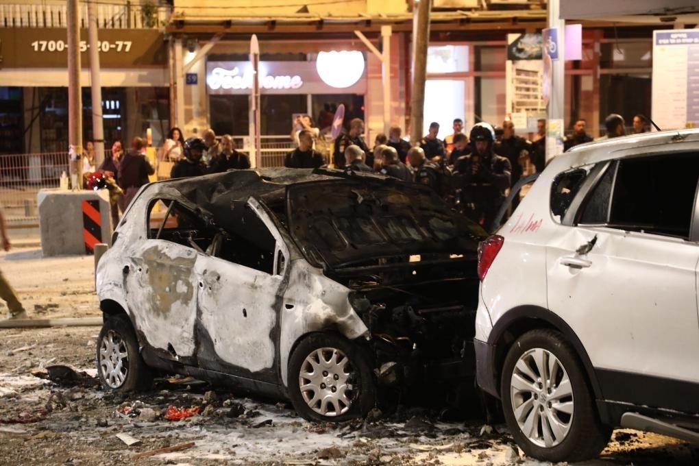 這是10月7日在以色列特拉維夫拍攝的遭火箭彈破壞的車輛。新華社發(fā)