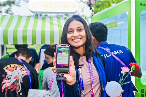 亞運(yùn)村運(yùn)動(dòng)員正在展示個(gè)人的低碳賬戶。 受訪者供圖