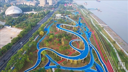 △俯瞰長江國家文化公園九江城區(qū)段。（總臺記者李海峰拍攝）