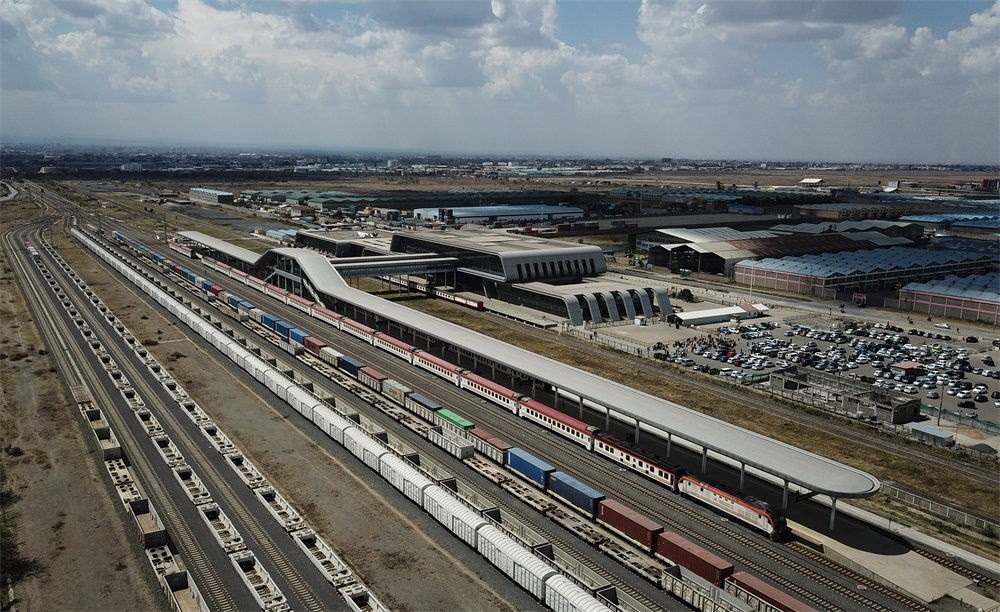 這是在肯尼亞首都內(nèi)羅畢拍攝的蒙內(nèi)鐵路內(nèi)羅畢站（9月20日攝，無(wú)人機(jī)照片）。新華社記者 韓旭 攝