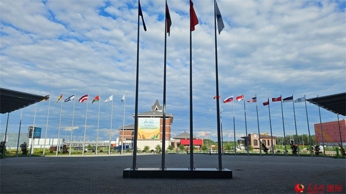 中白工業(yè)園內(nèi)，多國國旗飄揚(yáng)。園區(qū)已有來自16個(gè)國家和地區(qū)的企業(yè)入駐。人民網(wǎng)記者 朱虹攝