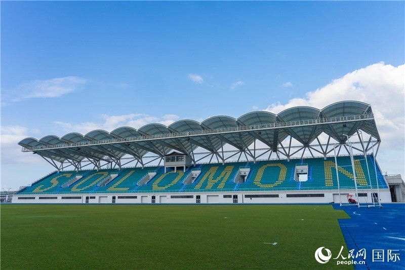 2023年9月12日，位于所羅門群島首都霍尼亞拉的由中土公司承建的中國(guó)援所羅門群島2023年太平洋運(yùn)動(dòng)會(huì)體育場(chǎng)館。人民網(wǎng) 賀吉攝