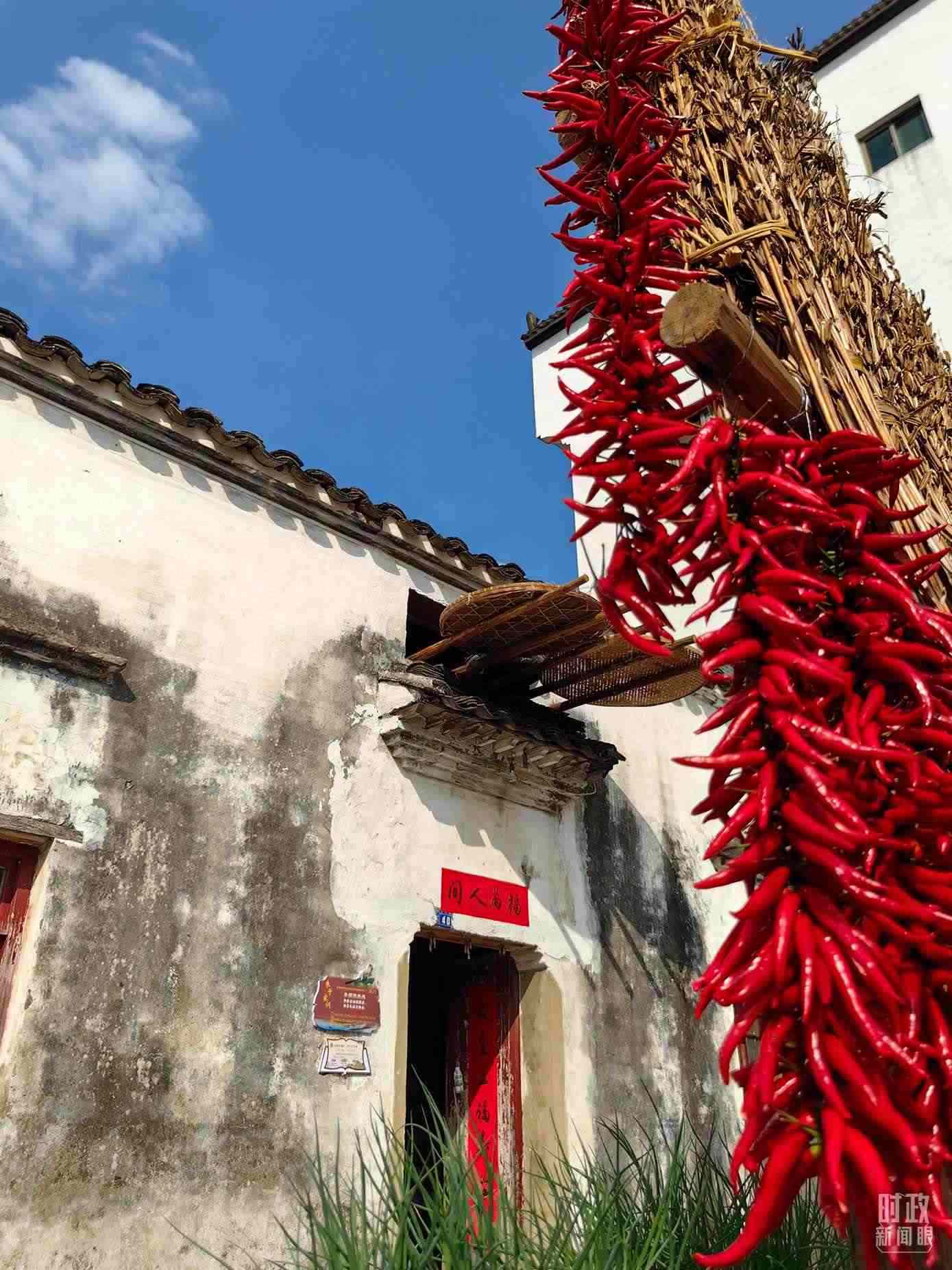 △石門村農(nóng)家晾曬的辣椒。（總臺央視記者段德文拍攝）