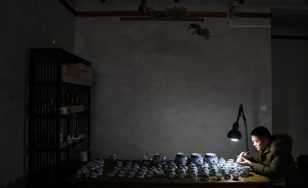 ↑ 2020年12月23日，手工陶瓷制作者在工作室檢測成品。