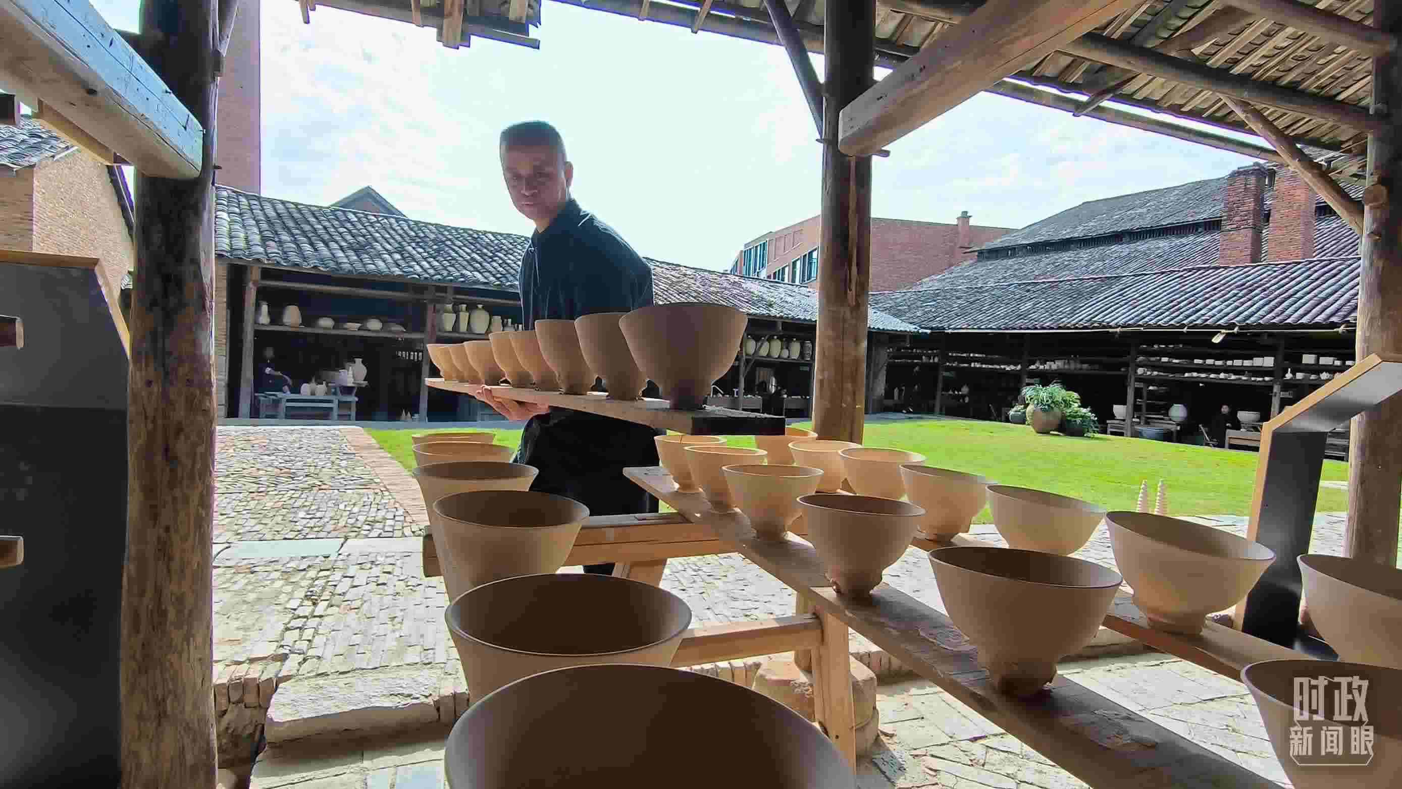 △匠人正在晾曬陶瓷制品。（總臺央視記者范凱拍攝）