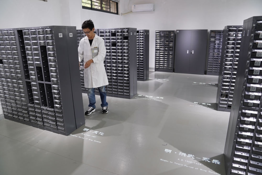 ↑工作人員在古陶瓷基因庫里工作（2023年5月16日攝）。