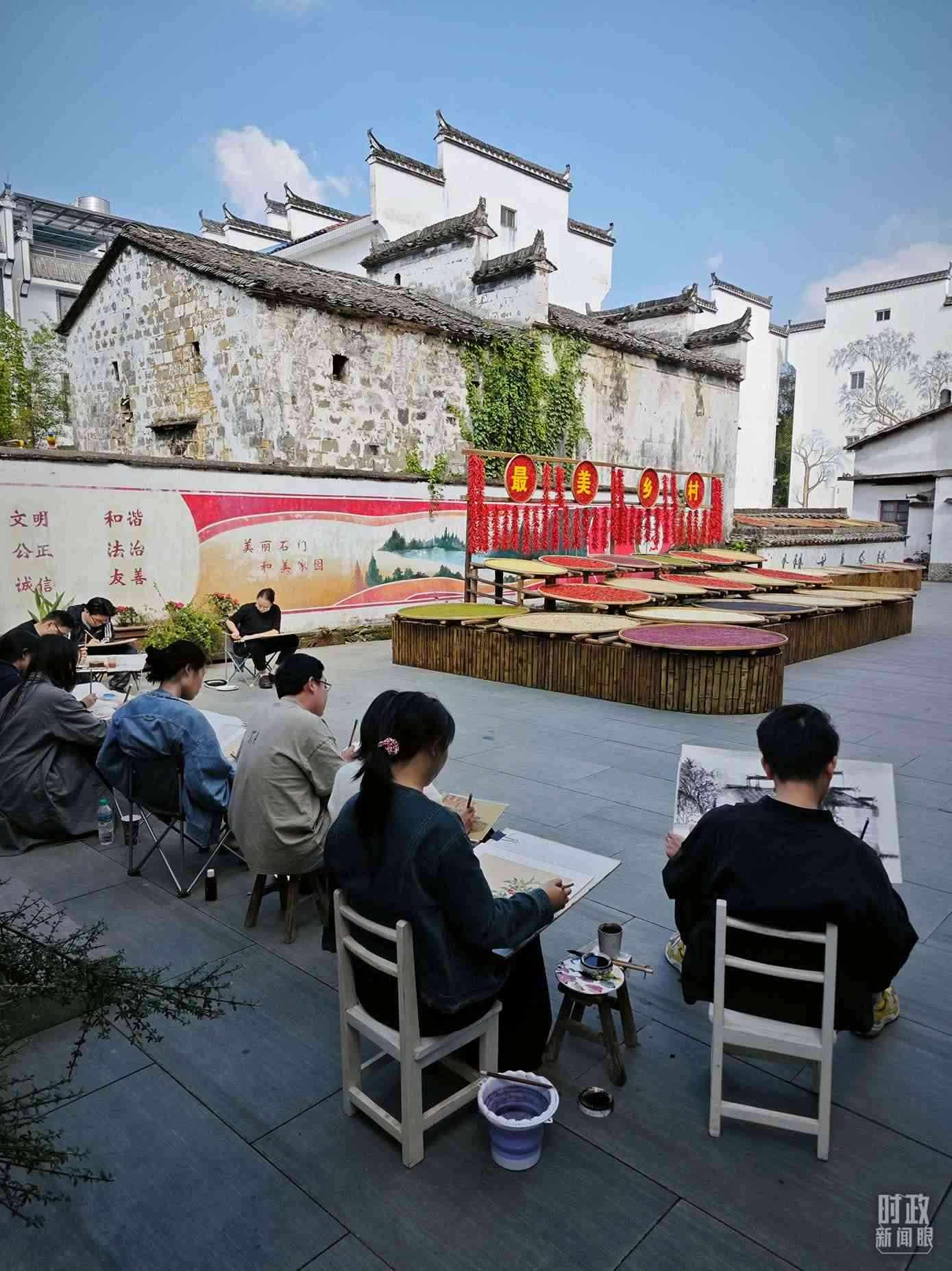 △來自中國美術(shù)學院的同學在石門村寫生。（總臺央視記者郁振一拍攝）