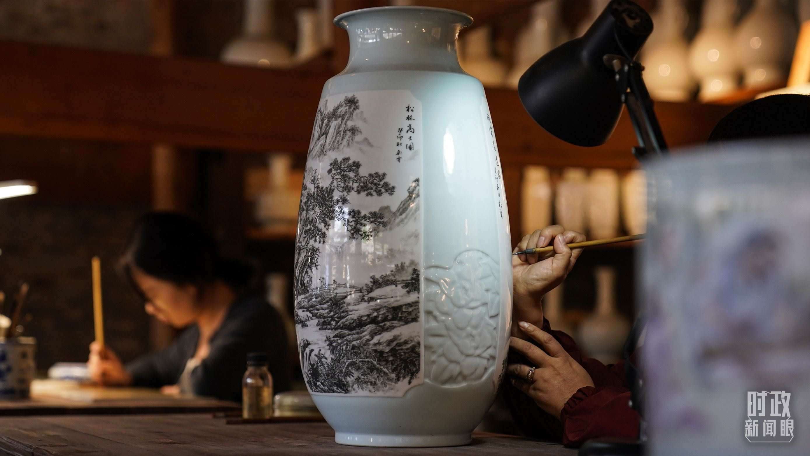 △陶瓷畫師正在繪制瓷器。（總臺國廣記者李晉拍攝）