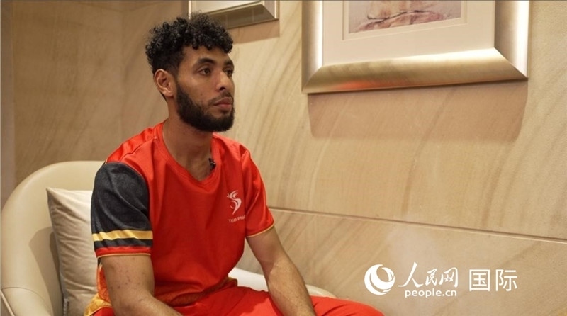 巴布亞新幾內(nèi)亞乒乓球國家隊隊員杰弗瑞·羅伊接受采訪。 人民網(wǎng) 彭昱凱攝