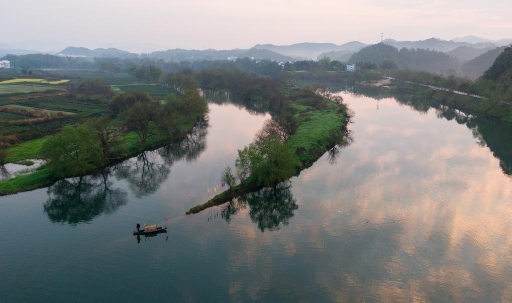 2021年3月15日拍攝的婺源月亮灣旅游公園，石門(mén)自然村坐落于此。新華社記者 胡晨歡 攝