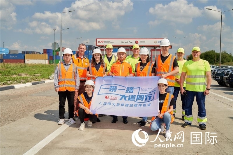 人民網(wǎng)記者在莫斯科別雷拉斯特物流中心采訪。