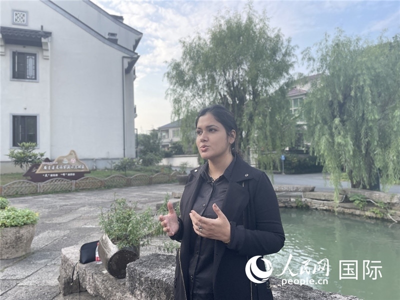 孟加拉國(guó)Channel 24電視頻道主持人伊斯拉特·阿敏在安吉接受記者采訪。人民網(wǎng)記者 張榮攝