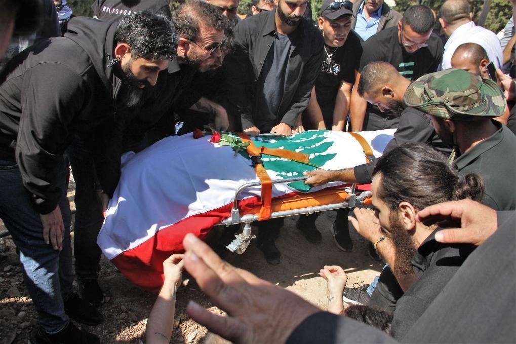 10月14日，黎巴嫩南部希亞姆鎮(zhèn)，黎巴嫩記者和民眾為在以色列轟炸中死亡的攝影記者伊薩姆·阿卜杜拉送葬。新華社發(fā)（塔希爾·阿布·哈姆丹攝）